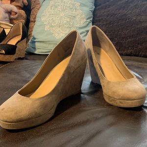 Taupe wedge